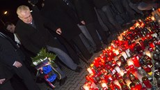 Prezident Zeman pokládá vnec na pietní místo v Uherském Brod. (27. února 2015)
