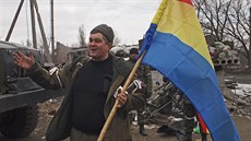Povstalci s vlajkou Luhansku v dobytém Debalceve (19. února 2015)