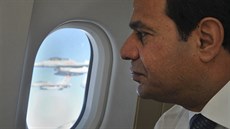 Egyptský prezident Abdal Fattáh Sisí sleduje vojenskou letku, která doprovází...