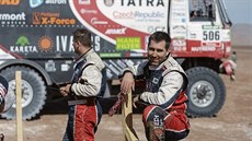 CHVILKA ODPO�INKU. David Kilián pózuje fotograf�m p�ed závodní Tatrou na trati...