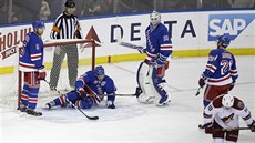 Martin Erat z Arizony odjídí od protihá z NY Rangers. Zle se za ním koukají...