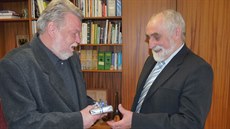 Chebský spisovatel Stanislav Wintr (vlevo) s bývalým starostou Chebu Pavlem...
