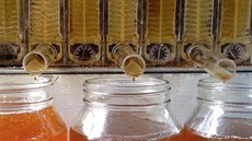 Med vytéká z rámečků samospádem.