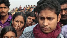 Lidé v Bangladéi se shromádili u behu eky Padmy, kde ztroskotal pívoz (23....