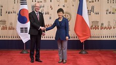 eský premiér Bohuslav Sobotka s prezidentkou Jiní Koreji Pak Kun-hje (26....