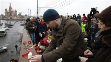 Lidé zapalují svíky v míst, kde byl zabit ruský opoziní politik Boris Nmcov...