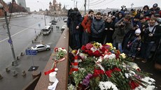 Lidé picházejí k místu, kde byl zabit ruský opoziní politik Boris Nmcov (28....