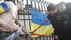 Demonstranti se pipoutali u plotu ruské ambasády. Protestovali proti ruské...