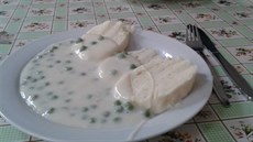 Jídla ze �kolní jídelny, jako jsou houbová omá�ka, �evap�i�i s lepivou ka�í �i...