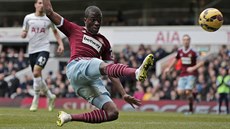 BUM! Enner Valencia z West Hamu pálí na branku Tottenhamu.