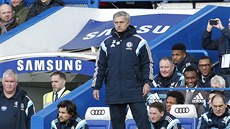 PRO� NÁM ZASE �KODÍTE? Trenér Chelsea José Mourinho sleduje sv�j tým b�hem...