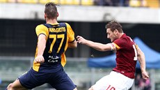 KAPITÁN NAPŘAHUJE. Francesco Totti, kapitán AS Řím, střílí na branku Hellasu...