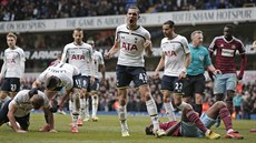 TO BYLA PARÁDA! Hrái Liverpoolu slaví krásný gól Coutinha, kterým se dostali do vedení v zápase se Southamptonem.