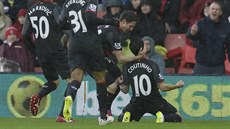 JE TAM! Coutinho z Liverpoolu slaví se spoluhráči vedoucí gól v zápase proti...