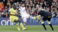 STIHNU TO? Nabil Fekir z Lyonu se pokou�í trefit mí� t�sn� p�ed branká�em...