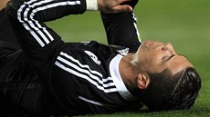 NA ZEMI. Cristiano Ronaldo leí na trávníku bhem ligového utkání Realu Madrid...