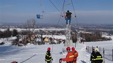 Záchrana cestujících z rozbité lanovky na Javorovém vrchu