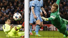 NEDOSÁHNU. Joe Hart marn skáe po míi, Luis Suárez dává svj druhý gól v...