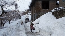 Lidé z afghánské provincie Pandír se potýkají z následky lavin (25. února)