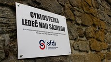 Tahle deska s upozorn�ním, �e cyklostezka vznikla díky dotaci z SFDI, u� dávno není pravdivá.