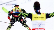 Francois Braud (vpravo) a dobíhající Jason Lamy Chappuis slaví vít�zství v...