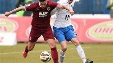 Spar�anský úto�ník Václav Kadlec (vlevo) v sprinterském souboji s Vojt�chem...