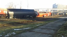 U Dolu Paskov vykolejilo jednadvacet vagonů s uhlím. Některé z nich se...