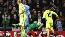 Joe Hart z Manchesteru City vyráí v osmifinále Ligy mistr stelu...