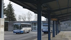 Autobusové nádraí v Humpolci (na snímku z roku 2017) u cestujícím dávno neslouí. V pítím roce by na tomto míst mlo vyrst nákupní centrum.