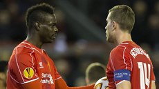 DEJ MI TEN BALON. Mario Balotelli z Liverpoolu si bere p�ed penaltou mí� od...