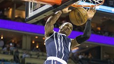 Russell Westbrook z Oklahoma City sme�uje do ko�e.
