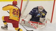 Kladenský branká� Jan Luká� likviduje �anci Ale�e Jergla z Jihlavy.