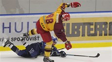 Jihlavského Mihu Štebiha zastavuje jeden z kladenských hokejistů.