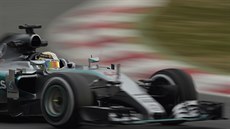 Lewis Hamilton z týmu Mercedes při předsezonních testech v Barceloně.