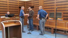 Obalovaný Daniel Pochman u soudu v Hradci Králové piznal, e ve Vrchlabí na...