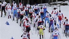 Startovní pole skiatlonu na MS ve Falunu.
