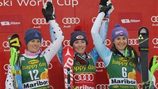 Tři nejlepší ženy ze slalomu v Mariboru (zleva): druhá Slovenka Veronika...