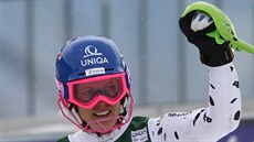 Slovenka Veronika Velez Zuzulová se rafuje z druhého místa ve slalomu Svtového...