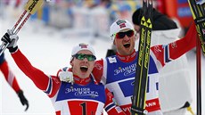 Nortí bci na lyích Finn Haagen Krogh (vlevo) a Petter Northug se radují z...