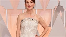 Julianne Moore vsadila na bílou róbu rovného stihu od Chanel s 80 000 flitry....