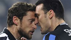 Claudio Marchisio (vlevo) z Juventusu a Lionel Scaloni z Atalanty Bergamo si...