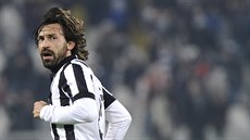 Andrea Pirlo z Juventusu práv pekonal obranu Atalanty Bergamo.