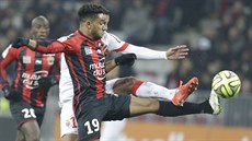 Jordan Amavi (vepeduú z Nice a Matheus Thiago de Carvalho z Monaka bojují o...