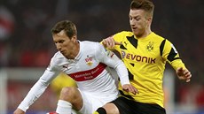 Marco Reus (vpravo) z Dortmundu atakuje Floriana Kleina ze Stuttgartu.