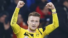 Marco Reus z Dortmundu slaví svj gól proti Stuttgartu.