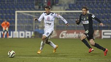 Filip Hlúpik (vlevo) ze Slovácka uniká Filipu Novákovi z Jablonce.