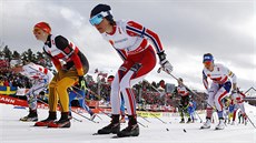 B�kyn� vyrá�ejí do �tafety na mistrovství sv�ta ve Falunu.