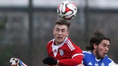 Denis Cana (vpravo) z Olomouce prohrál hlavikový souboj v zápase s Uniovem.