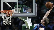 Cody Zeller z Charlotte si letí pro sme.