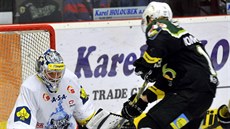 Karlovarský útoník Vojtch Tomeek stílí gól. V brance Liberce je Ján Laák.
